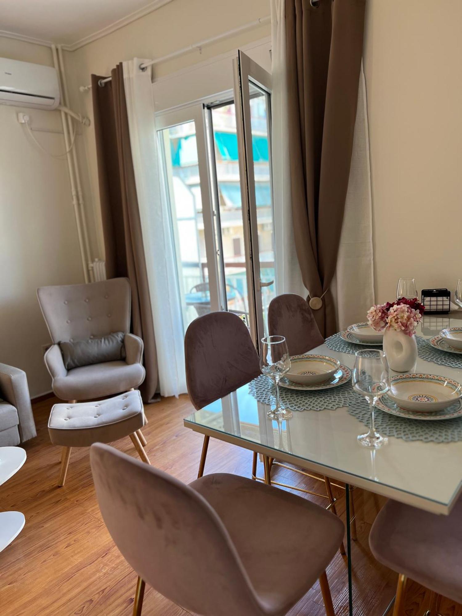 Acropolis Luxury Sidewalk View Apartment *
