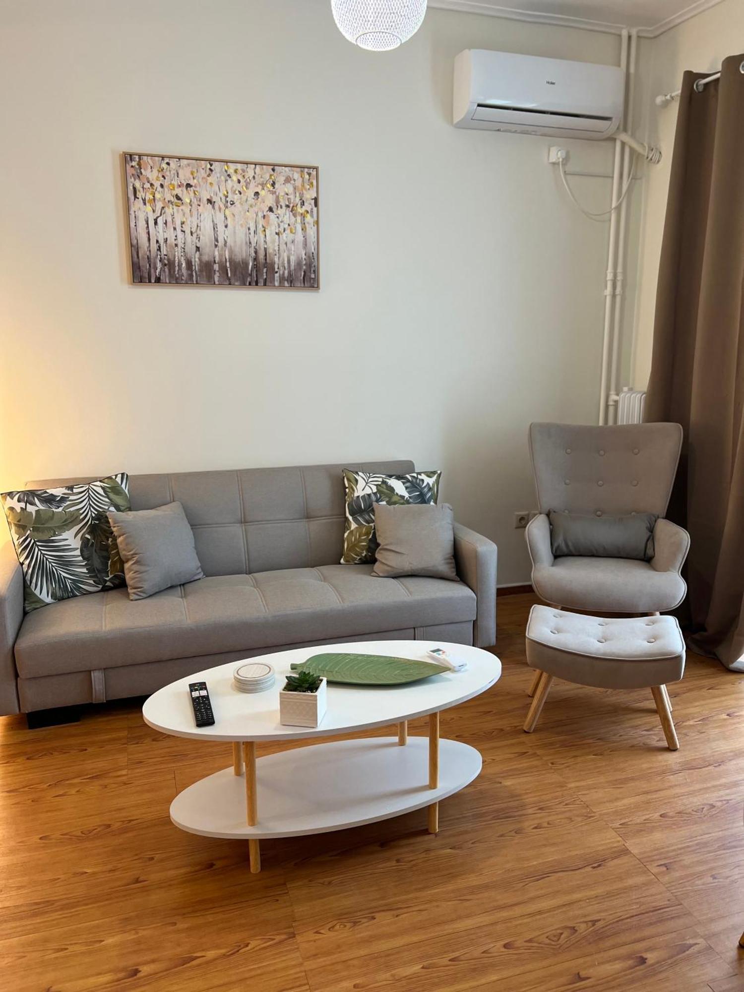 Acropolis Luxury Sidewalk View Apartment *